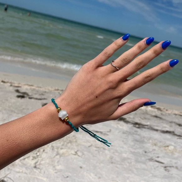 Handmade woven teal pearl shell gold bead bracelet - Picture 4 of 6